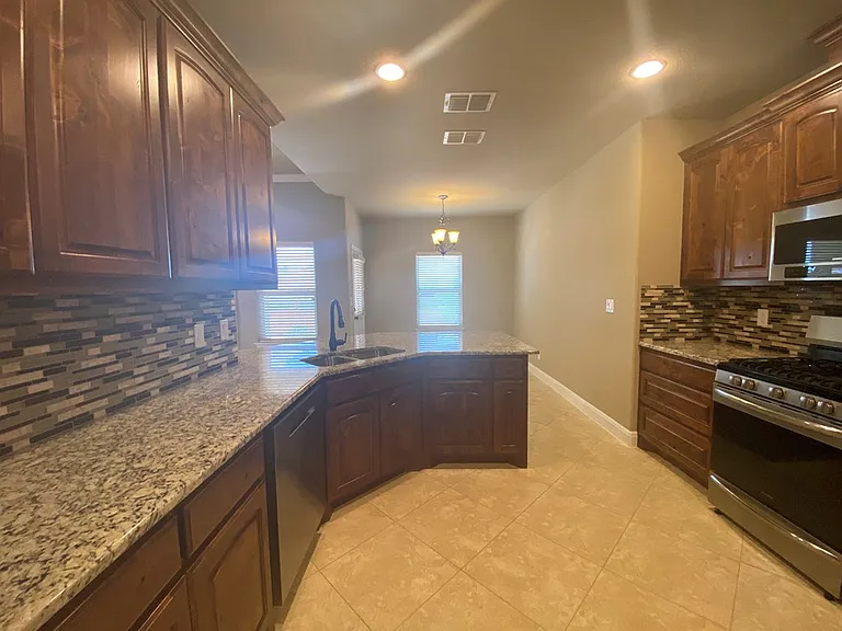 210 Dudley Way — Photo 10