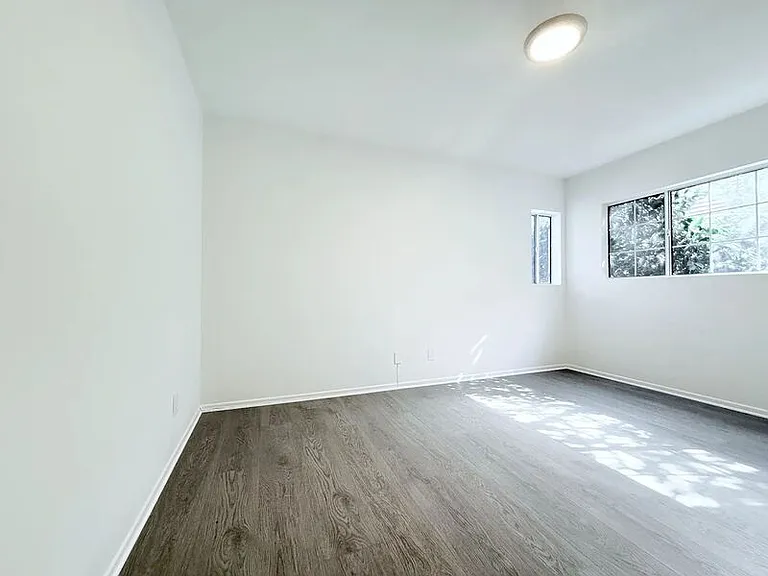 10565 Camarillo St — Photo 20