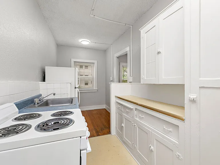 901 E Linwood Blvd — Photo 40