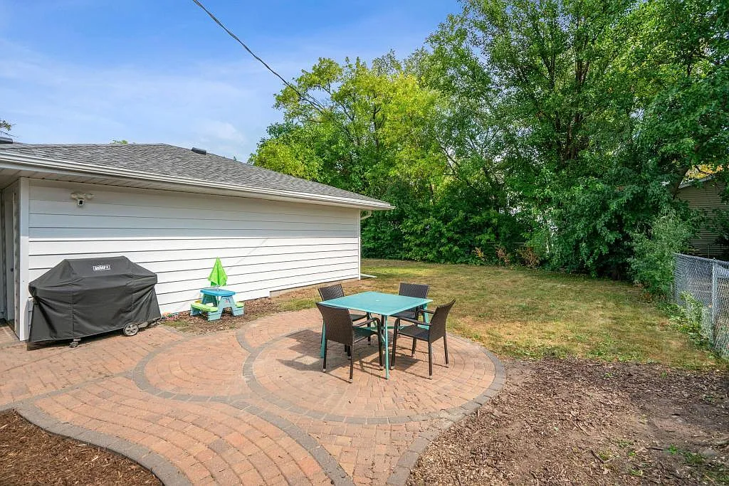 4 bed, 2.0 bath, 2410 sqft, $3,795 — Photo 3