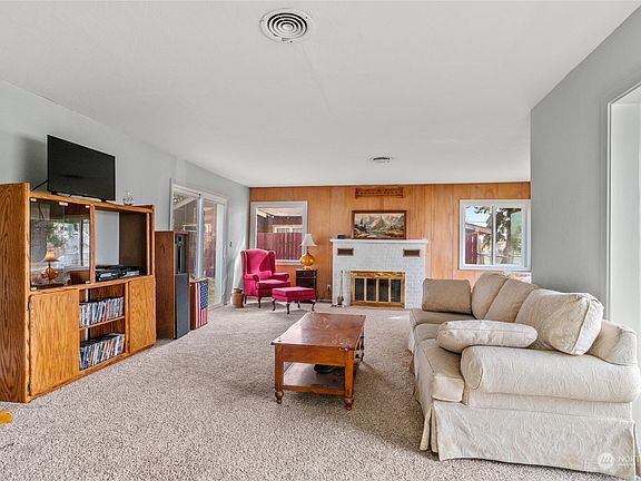 3rd image of 104 E Main Street