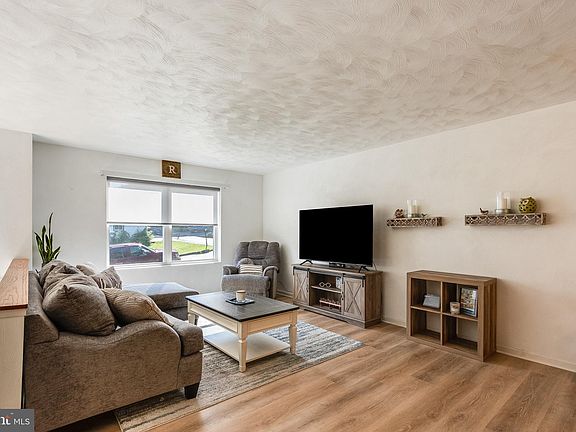 5th image of 323 Hepburn St