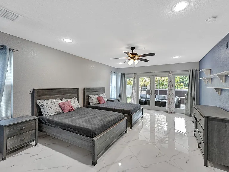 4549 SW 35th Ave — Photo 7