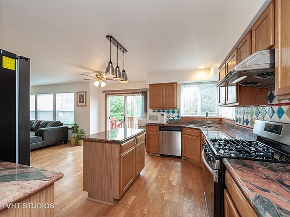 3rd image of 1011 Evergreen St