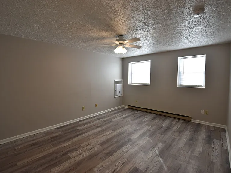 212 W East St — Photo 13