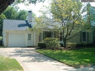 355 Pinewood Dr, Bay Village, OH 44140