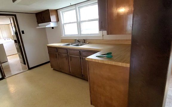 2nd image of 415 Thompson St