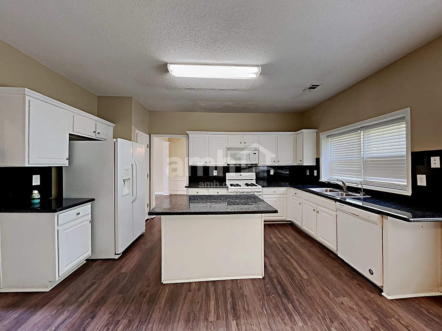 4 bed, 3.0 bath, 2428 sqft, $3,230 — Photo 3