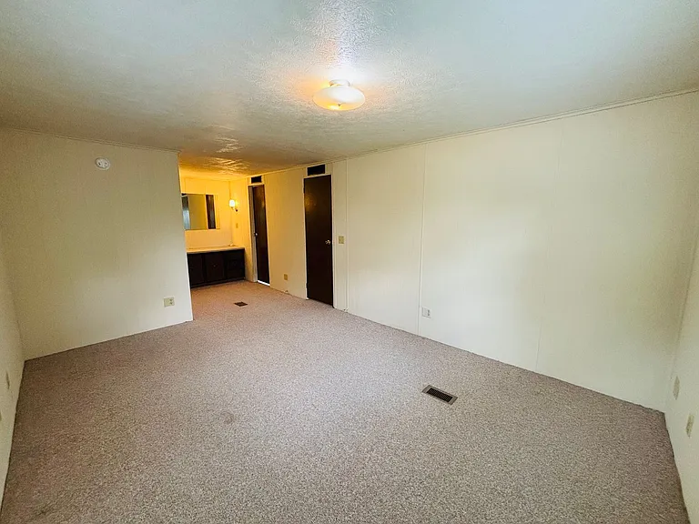 465 Underwood St — Photo 18