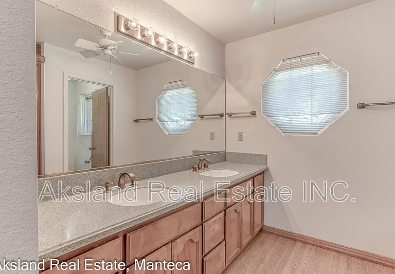 1635 Crom St — Photo 10