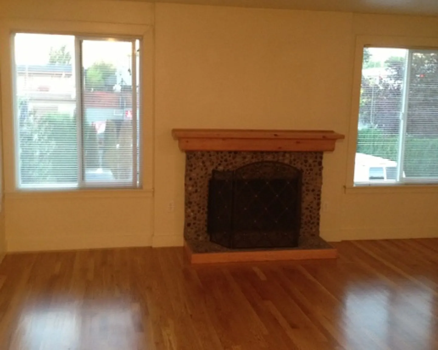 Ainsworth — Photo 1