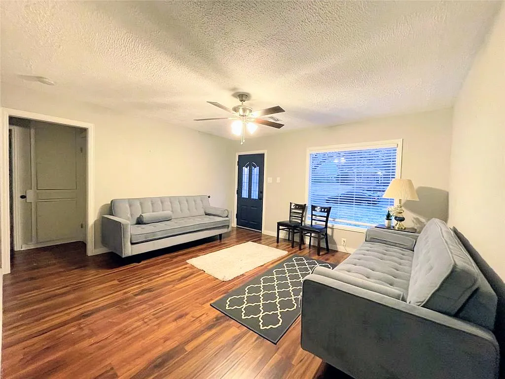 3 bed, 1184 sqft, $2,195 — Photo 2