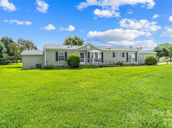 208 Red Birch Ct, Hendersonville, NC 28739