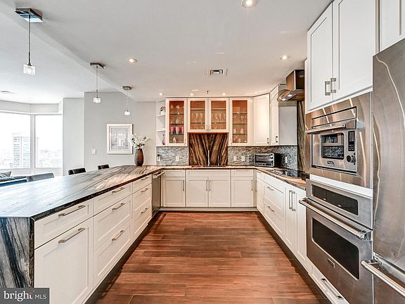 5th image of 10 E Lee St Unit 2402