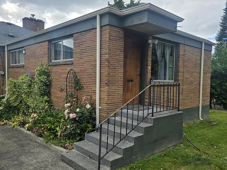 214 J St NE — Photo 1