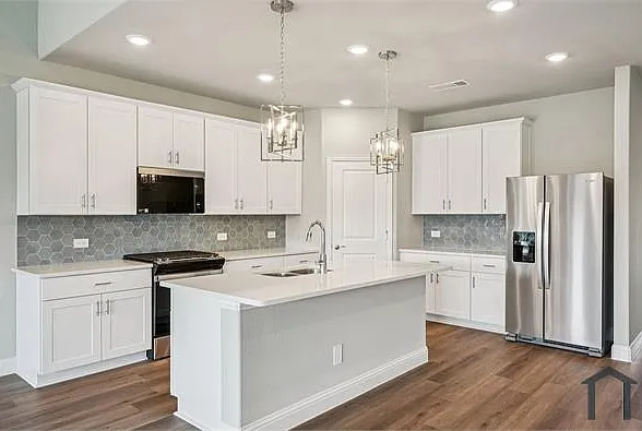 5 bed, 3060 sqft, $3,500 — Photo 3