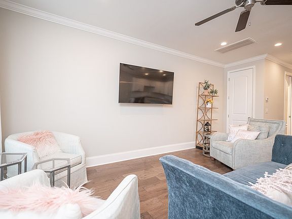 4th image of 102 Farm View Dr #607