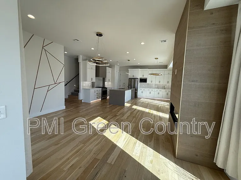 134 E Elgin St — Photo 3