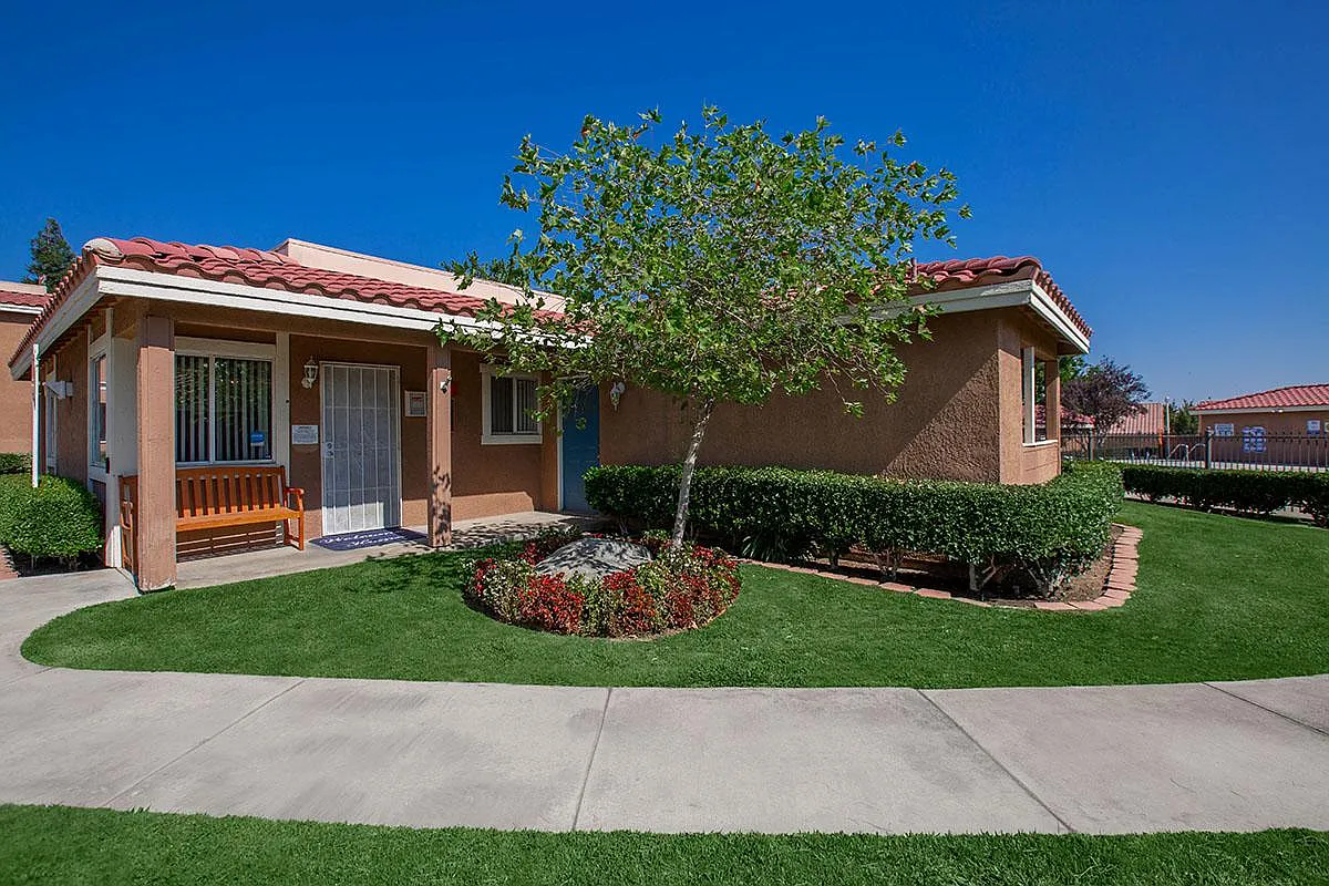 Sunset Pointe Apartments — Photo 1