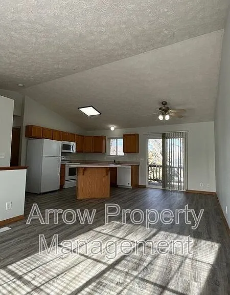 338 W Irving St — Photo 5