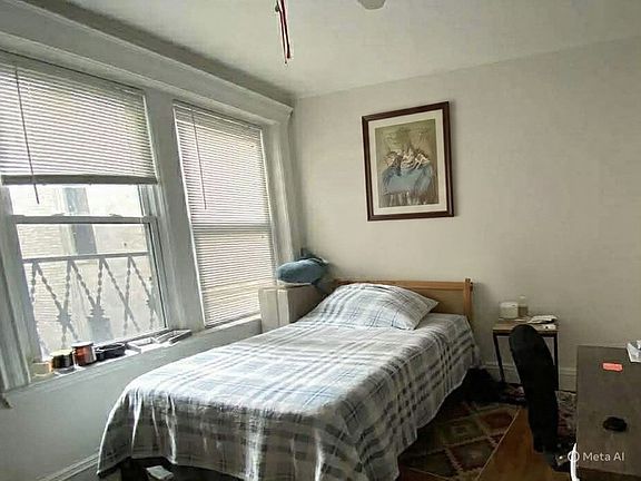separate bedroom fits queen, large closet, good lighting, quiet
