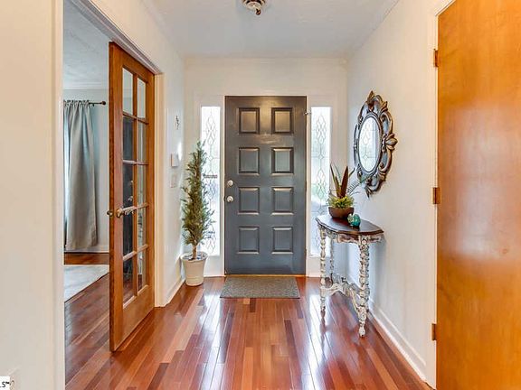4th image of 206 Holly Park Dr