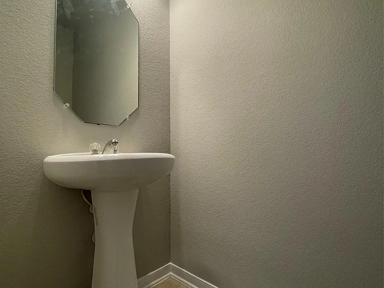 1502 Claremont Garden Cir — Photo 17