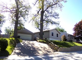 1521 Emerald Dr, Davenport, IA 52804