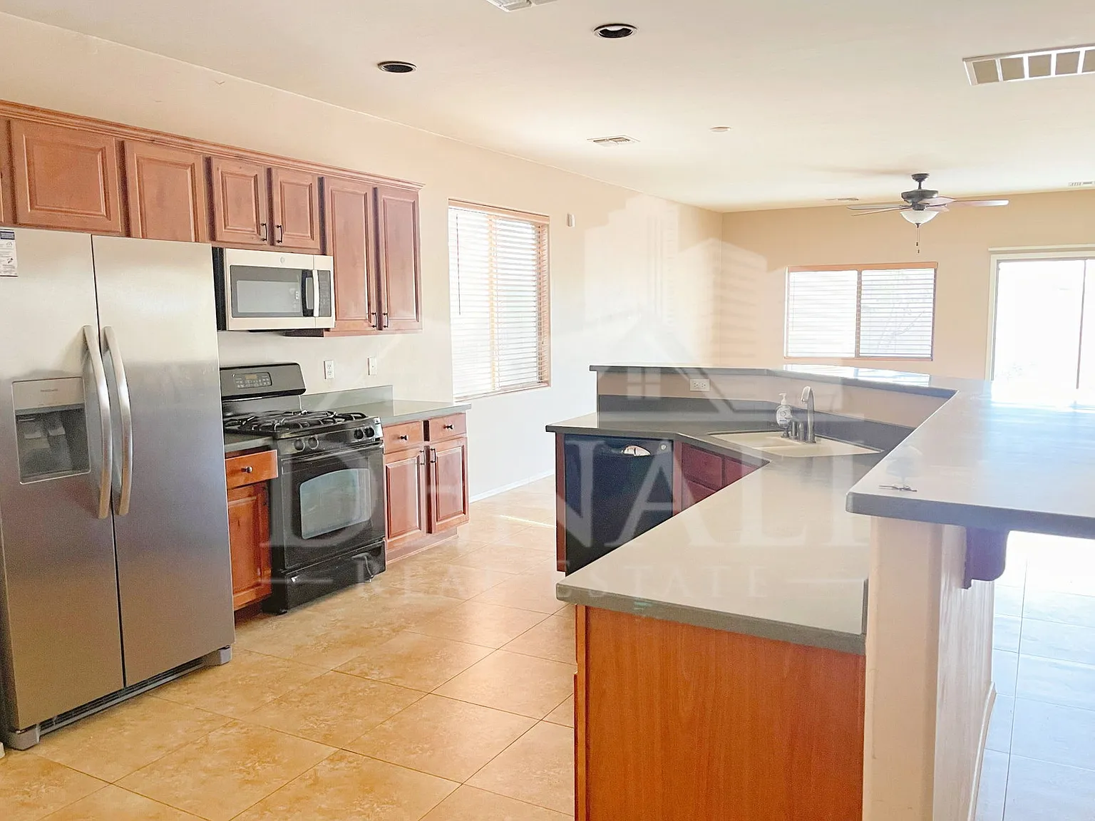 3 bed, 2.0 bath, 1789 sqft, $1,895 — Photo 3