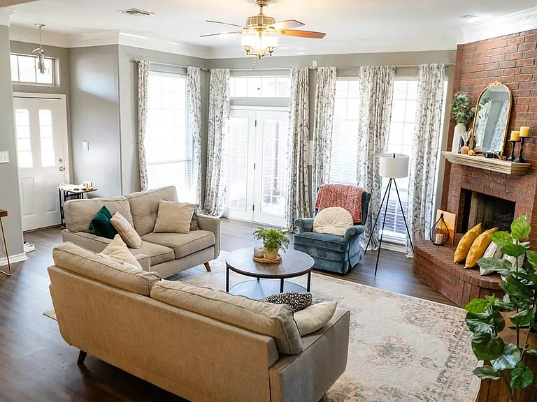 1215 Dorchester Dr — Photo 2