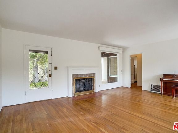 5th image of 595 Glen Holly Dr