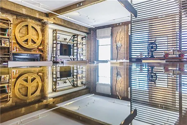 Sold by R New York | media 19