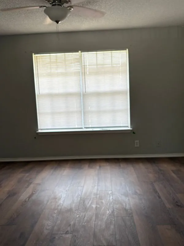 3 bed, 2.5 bath, 2337 sqft, $2,300 — Photo 3