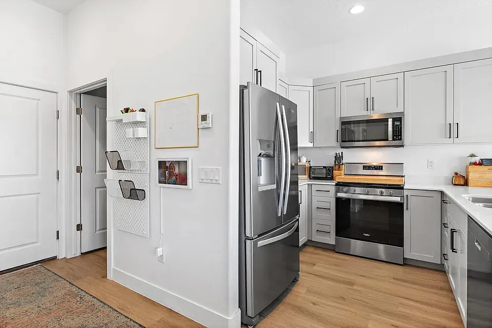 3 bed, 2.5 bath, 1824 sqft, $2,300 — Photo 4