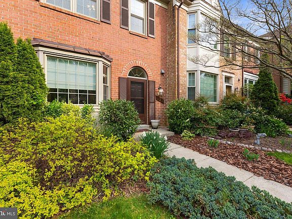 3rd image of 324 Lynn Manor Dr