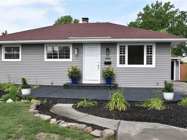 808 East Dr, Sheffield Lake, OH 44054