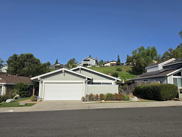 2361 Valley View Pl — Photo 2