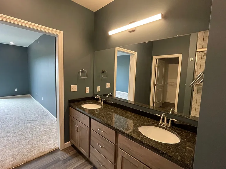 Latitude 40 Flats — Photo 6