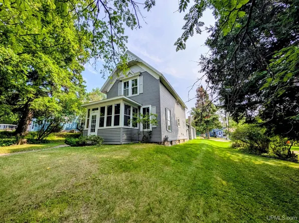 230 Diamond St, Iron River, MI