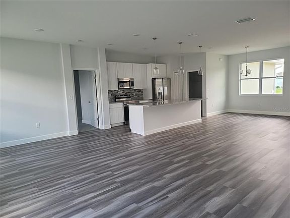 2nd image of 120 Zinnia Ln W