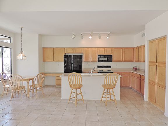 5th image of 2252 W Myrtle Dr