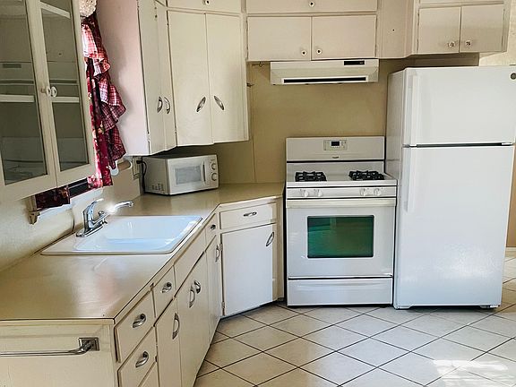 4th image of 147 Hyman St