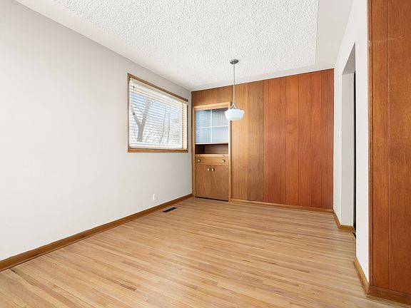 5th image of 2504 Elphinstone St