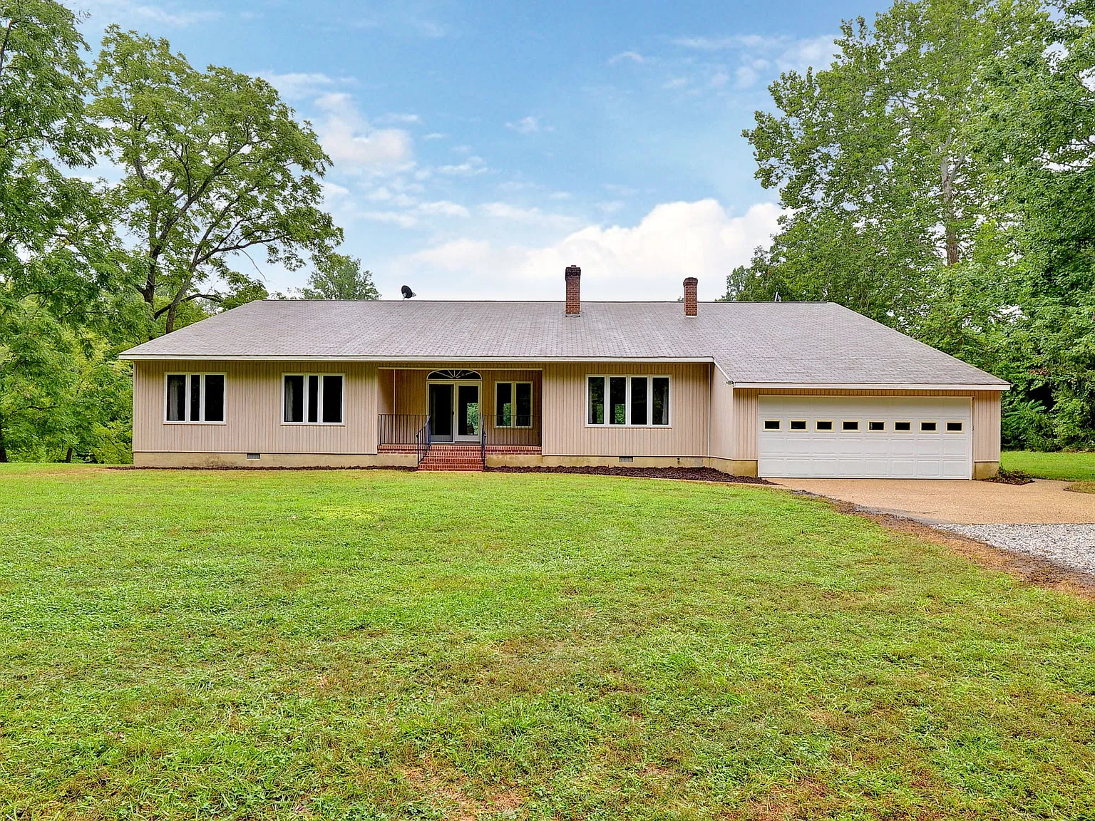 3 bed, 2.5 bath, 2600 sqft, $2,595 — Photo 1