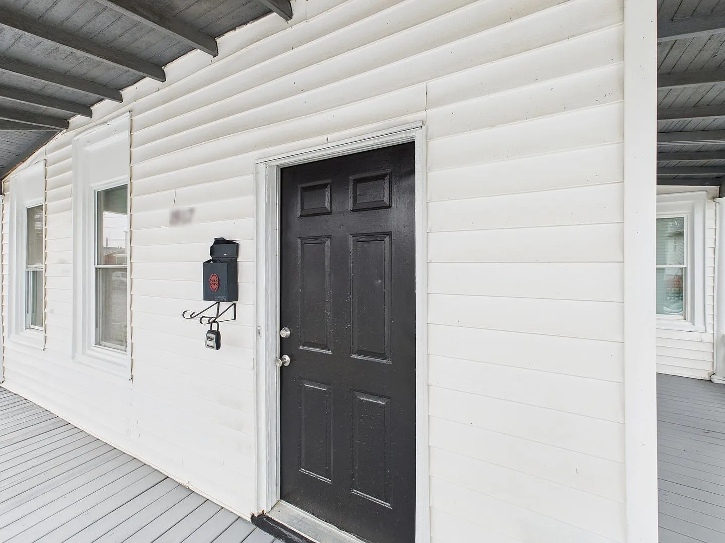 3 bed, 1.0 bath, 1209 sqft, $1,800 — Photo 3