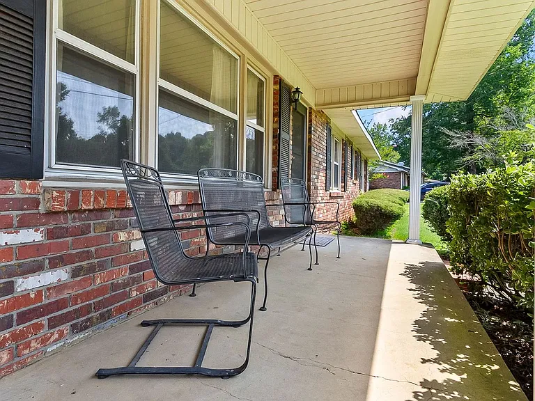 2496 Valley View Ln — Photo 2