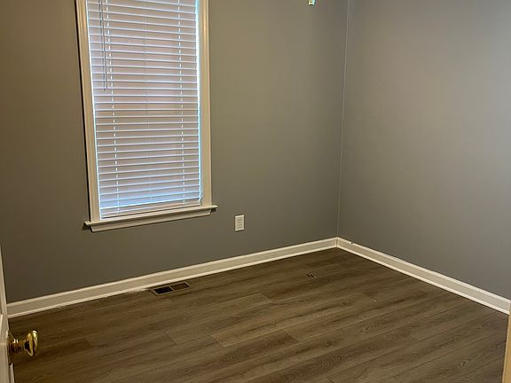 4th image of 180 Cedarhurst Ln