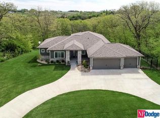5682 Glen Oaks Dr, Fort Calhoun, NE 68023
