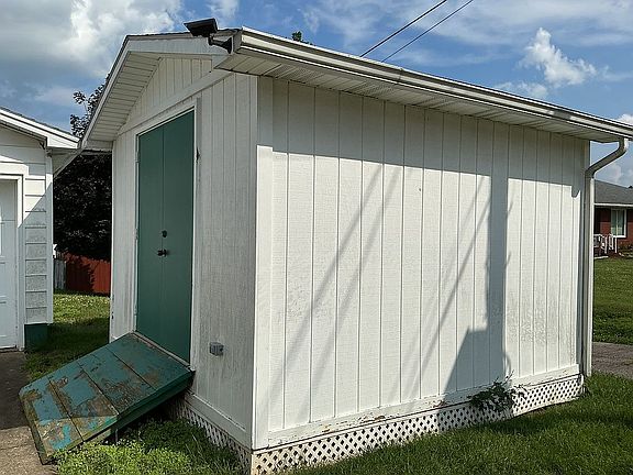 4th image of 1050 W Virginia Ave