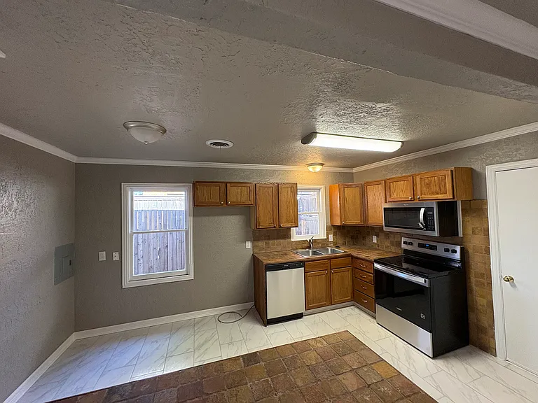 1552 Parr St — Photo 3